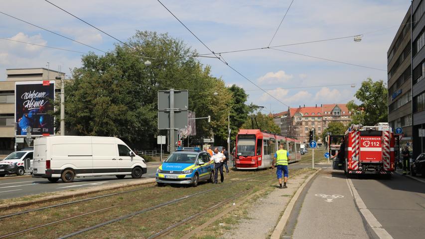 Transporter kracht in Nürnberg gegen Straßenbahn
