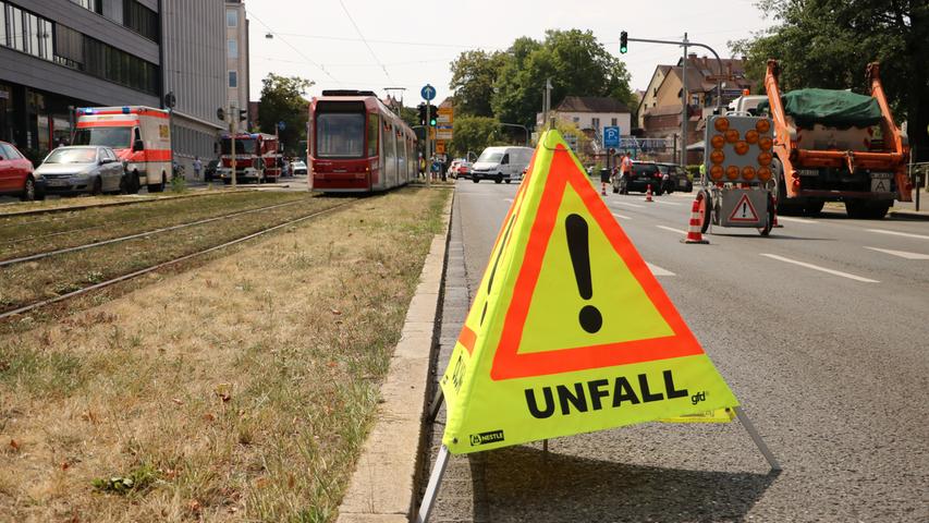 Transporter kracht in Nürnberg gegen Straßenbahn