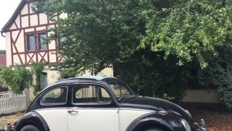 Altes Auto vor altem Haus - passt irgendwie. In Kaubenheim gibt es offenbar eine Käfer- und Bulli-Liebhaber. Die alten VW-Modelle schauen toll aus und ich würde liebend gerne die Reststrecke im Käfer absolvieren, leider ist niemand zuhause.