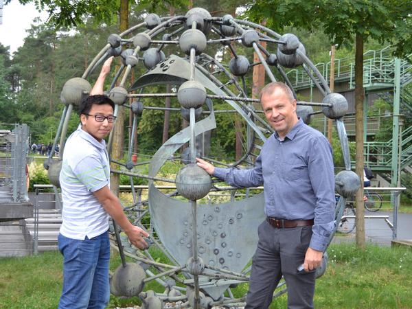 Der Experte für Kohlenstoff-Nanoröhrchen und sein Schüler: Prof. Andreas Hirsch (rechts) und Lipiao Bao