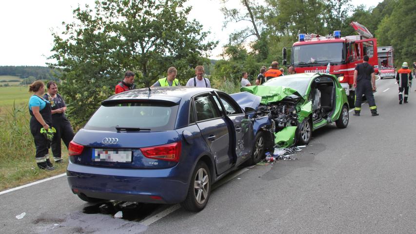 Frontalzusammenstoß bei Ansbach: Zwei Frauen schwer verletzt