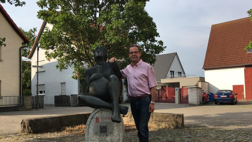 Bevor es los geht Richtung Linden, erklärt Rudolf Fähnlein unserem Wanderreporter den Weinbau in Ipsheim. Die Bacchus-Statue empfängt die Besucher des Weinbergs.