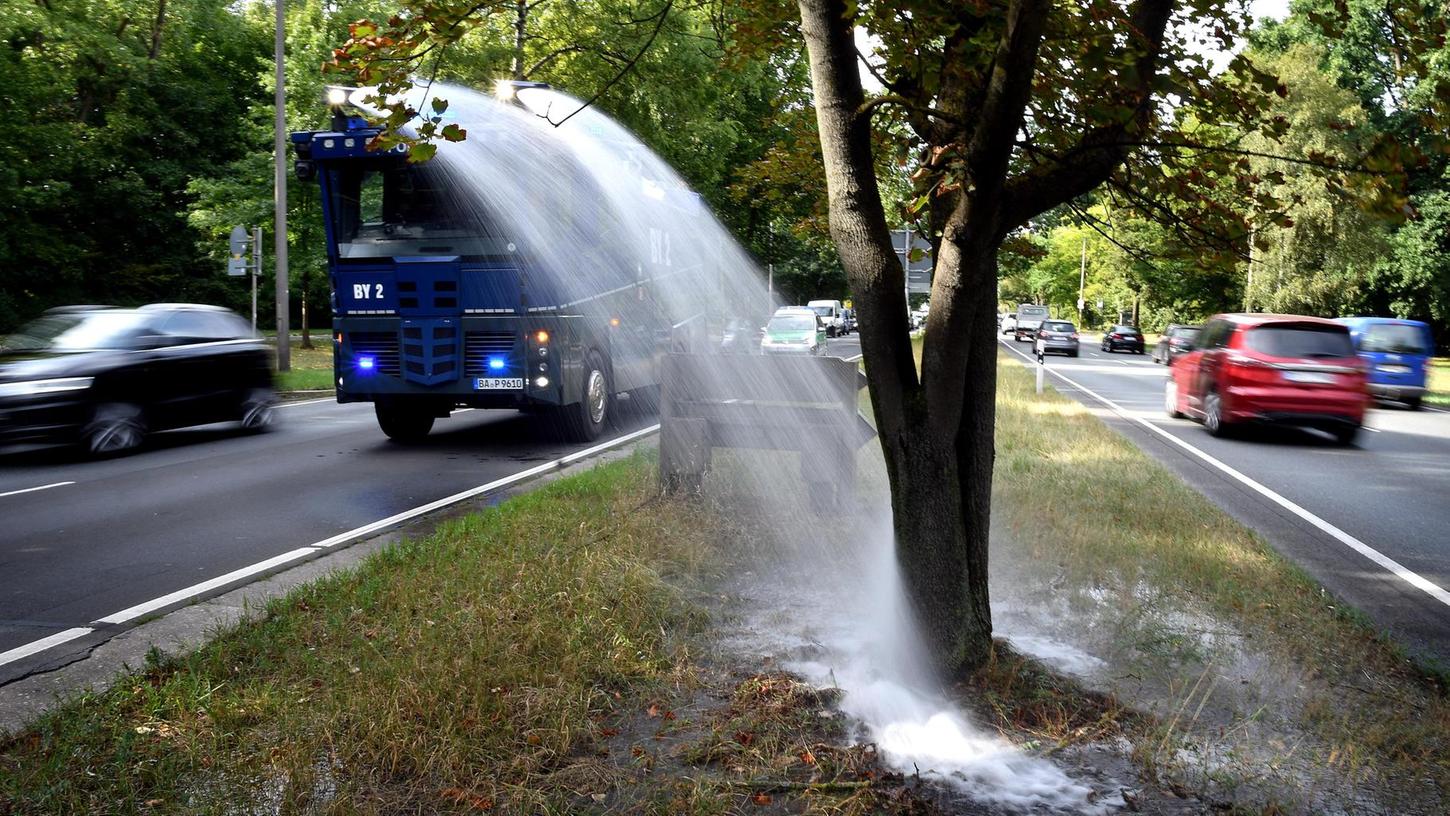 Polizei gießt Bäume in Nürnberg mit Wasserwerfer