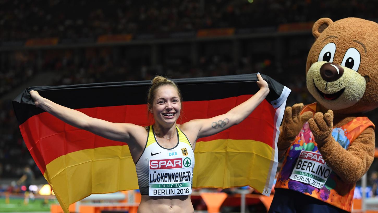 Kurz nach dem Gewinn der EM-Silbermedaille: Gina Lückenkemper präsentiert sich freudestrahlend ihren Fans.