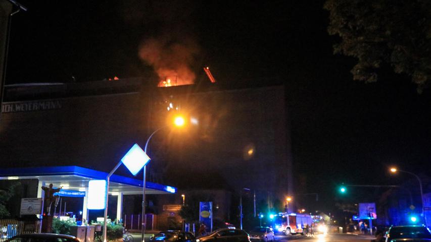 Während die Einsatzkräfte vor Ort noch die Löscharbeiten vorbereiteten, loderten die Flammen bereits aus dem Dach des Gebäudes.