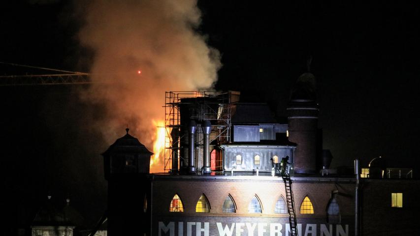 Flammen schießen aus Mälzerei: Großeinsatz in Bamberg