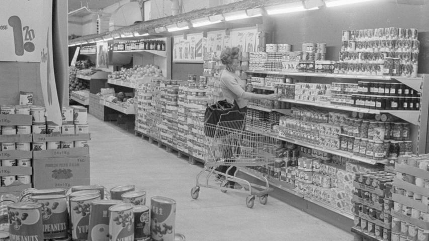 Blick in einen Verbrauchermarkt mit seinem breiten Sortiment an "problemlosen" Artikeln für die Selbstbedienung. Die Ausstattung ist bewußt einfach gehalten. Hier geht es zum Kalenderblatt vom 12. August 1968: Einzelhandel im Wandel