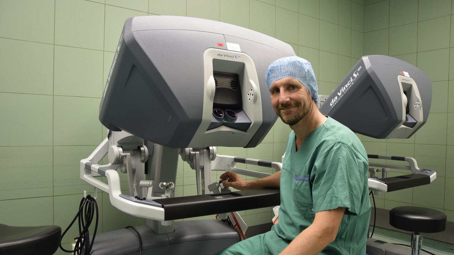 Der Fürther Chefarzt Andreas Blana an der Steuerungskonsole des OP-Roboters "da Vinci".