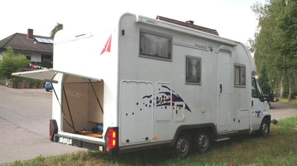 Der Camper steht bereit. Für 49 Euro die Nacht bekommt man das Gefühl, wie es ist, mit dem Wohnwagen Urlaub zu machen. Und das Tollste: Man muss ihn dafür gar nicht bewegen. Auf nach Spalt!
