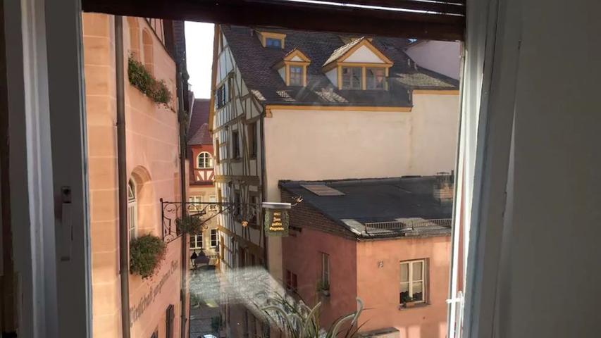 Das Burgfräulein, es wartet schon. Dieser Blick auf Nürnbergs Altstadt ist unglaublich schön. Für 40 Euro pro Nacht könnt ihr ihn haben.