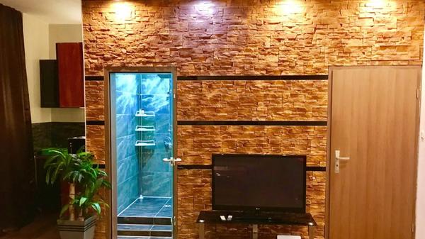 Elegant, modisch und unkompliziert. Diese Studiowohnung hat es in sich, allerdings verlangt Mieter Vadim auch saftige 55 Euro pro Nacht.