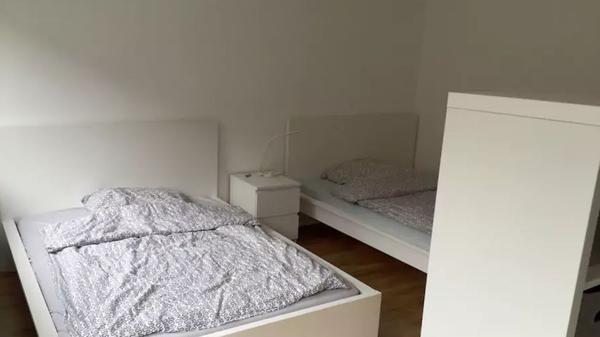 320 Euro pro Nacht: Klingt im ersten Moment viel, aber wenn man tatsächlich mit 16 Mann anreist, dann wären es lediglich 20 Euro pro Person. Naja, Füße einziehen und schön aneinander kuscheln.
