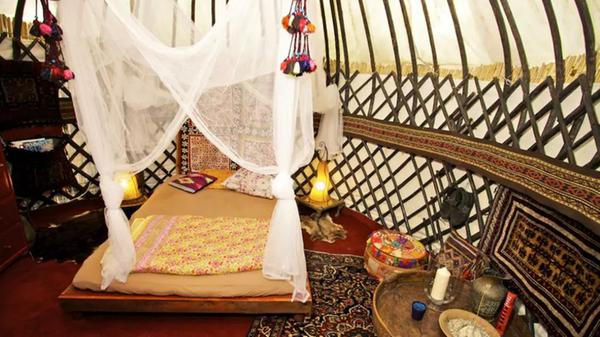 Für 39 Euro darf man einmal in die Welt der Bergvölker Afghanistans eintauchen. Das original afghanische Rundzelt ist eine der angesagtesten Unterkünfte in Nürnberg, alle Einrichtungsstücke sind von den Besitzern Ina und Alexander auf Reisen gesammelt worden.