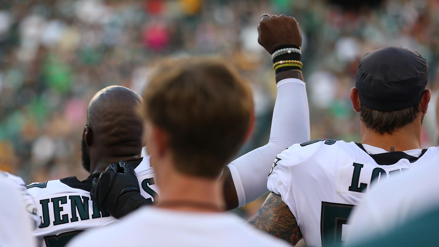 Mit erhobener Faust gegen Polizeigewalt: Malcolm Jenkins von den Philadelphia Eagles protestierte im Vorbereitungsspiel gegen die Pittsburgh Steelers erneut während der US-Hymne.