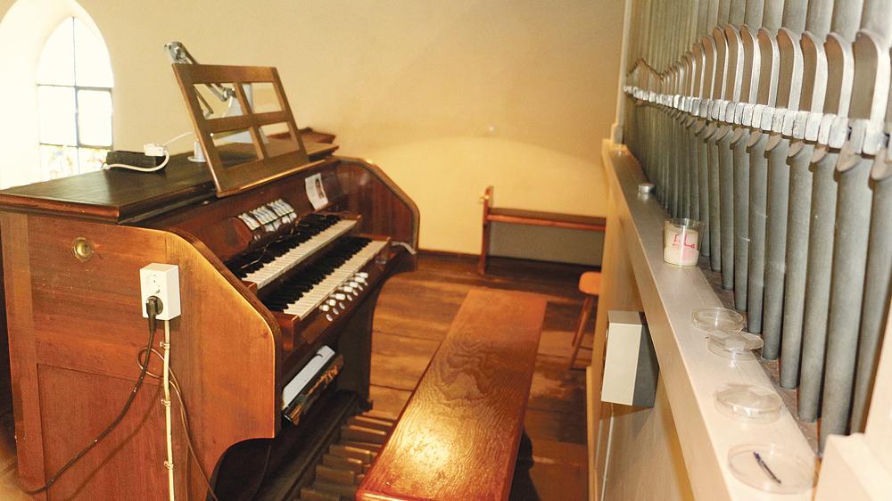 Alter Brocken: Ihre 75 Jahre lässt sich die Solnhofener Steinmeyer-Orgel äußerlich kaum anmerken. Im Inneren ist sie unter anderem durch Wurmbefall schwer beschädigt. Bei der Restauration sollen nun Spendenaktionen helfen. Alter Brocken: Ihre 75 Jahre lässt sich die Solnhofener Steinmeyer-Orgel äußerlich kaum anmerken. Im Inneren ist sie unter anderem durch Wurmbefall schwer beschädigt. Bei der Restauration sollen nun Spendenaktionen helfen.