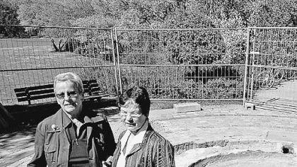 Christel Beslmeisl (li.) und Grete Schwarz am abgerissenen Pavillon der Espanquelle.