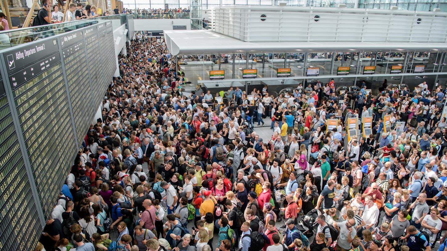 Ein Passagier am Flughafen München gelangt unkontrolliert durch die Sicherheitskontrolle. Das ereignete sich just zum Beginn der Sommerferien und legte über Stunden Deutschlands zweitgrößten Airport lahm. Nun ist es wieder passiert – die Folgen sind aber überschaubar.