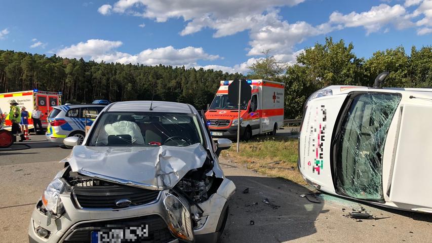 Schwerer Unfall bei Langenzenn: Bürgerbus kollidiert mit Ford Kuga