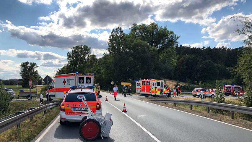 Schwerer Unfall bei Langenzenn: Bürgerbus kollidiert mit Ford Kuga