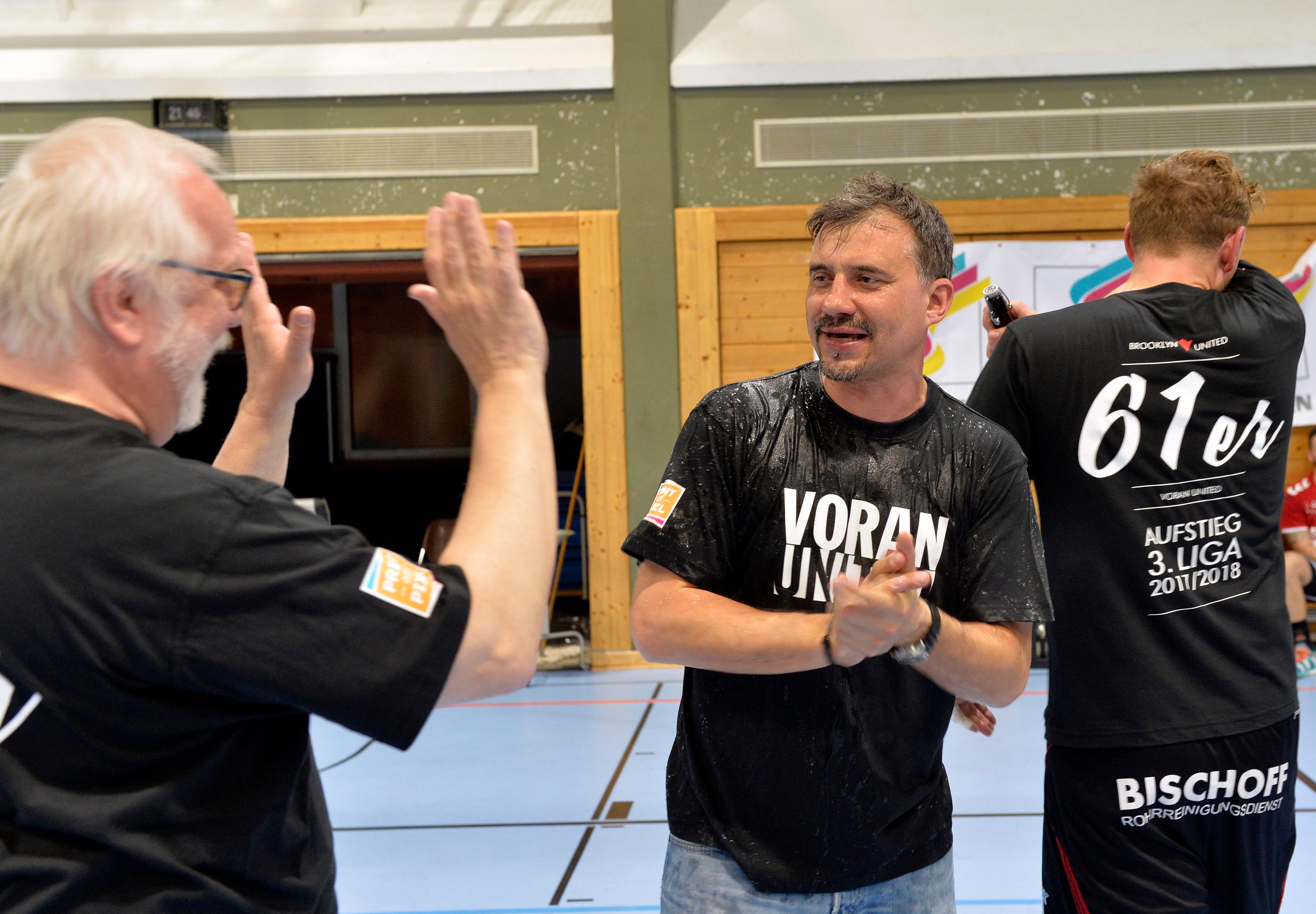 Der TV 1861 Erlangen Bruck feiert den Aufstieg Erlangen Nordbayern