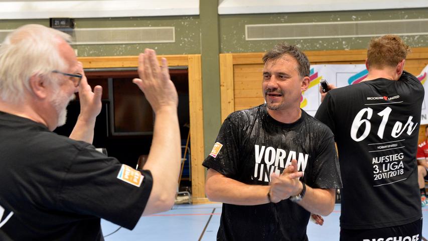 Der TV 1861 Erlangen Bruck feiert den Aufstieg Erlangen Nordbayern