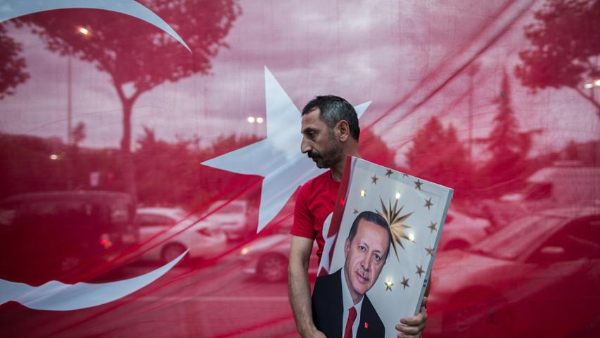 Erdogans Regierung gerät zunehmend unter Druck. Das Wirtschaftswachstum geht zurück, die Währung schwächelt und die Kritik wird lauter. Selbst Erdogans früherer politischer Weggefährte Abdullah Gül geht deutlich auf Distanz. Der Präsident sieht seine Macht bedroht und setzt für den  24. Juni 2018 überraschend vorgezogene Parlaments- und Präsidentschaftswahlen an. Regulärer Termin wäre November 2019 gewesen. Es wird ein enges Rennen erwartet. 15 Jahre nach Erdogans Machtantritt ist ein Regierungswechsel in der Türkei nicht mehr ausgeschlossen. Am Ende kann Erdogan nach dem  amtlichen Ergenis mit 52,54 Prozent der Stimmen eine Stichwahl vermeiden. Doch die AKP, die in einem Bündnis mit der rechtsextremen MHP antritt, fällt auf nur noch 42,6 Prozent zurück (2015: 49,5 Prozent).