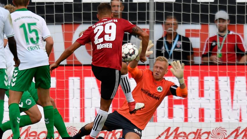 ...lange hält die Freude nicht. Fürth hat zwar die große Chance zum 2:0, aber wie dieser Abend beweist: Es rächt sich, seine Chancen nicht zu nutzen. In der 71. Minute tritt Kittel eine Ecke in den Fürther Strafraum, Röcher springt die Kugel irgendwie vor die Füße - und der Österreicher im Trikot der Oberbayern stochert sie ins Tor, 1:1 - mehr als nur verdient.