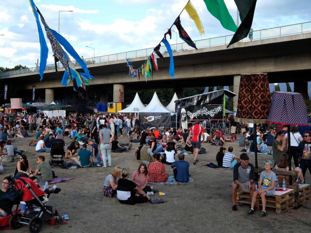 Die Theodor-Heuss-Brücke, unter der das Festival stattfindet, liegt in der Nähe des Westfriedhofs.