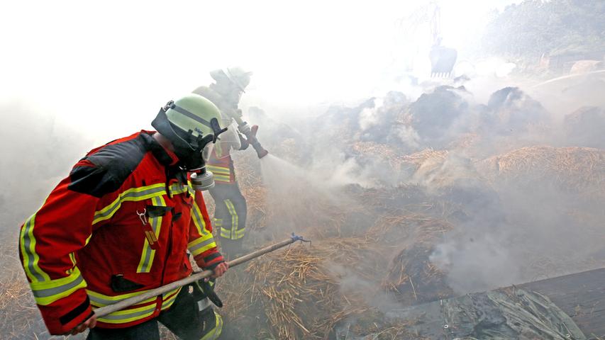 Heuballenbrand entfacht Rauchwolke bei Ebermannstadt