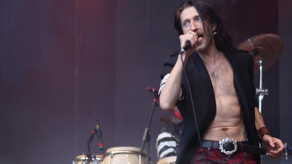 Roma-Musik trifft Punk: "Gogol Bordello" mixen Elemente der "Zigeunermusik" mit Punk und Dub. Das funktioniert nicht nur für die Band aus New York - auch das Taubertal ließ sich am Samstag völlig mitreißen.