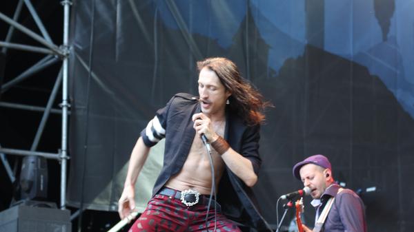Roma-Musik trifft Punk: "Gogol Bordello" mixen Elemente der "Zigeunermusik" mit Punk und Dub. Das funktioniert nicht nur für die Band aus New York - auch das Taubertal ließ sich am Samstag völlig mitreißen.
