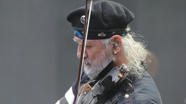 Roma-Musik trifft Punk: "Gogol Bordello" mixen Elemente der "Zigeunermusik" mit Punk und Dub. Das funktioniert nicht nur für die Band aus New York - auch das Taubertal ließ sich am Samstag völlig mitreißen.