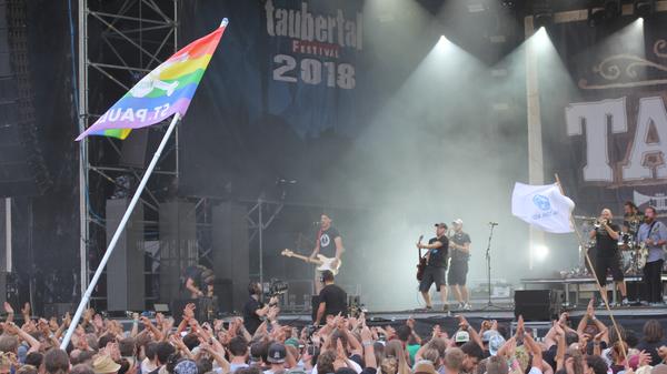 Roma-Musik trifft Punk: "Gogol Bordello" mixen Elemente der "Zigeunermusik" mit Punk und Dub. Das funktioniert nicht nur für die Band aus New York - auch das Taubertal ließ sich am Samstag völlig mitreißen.