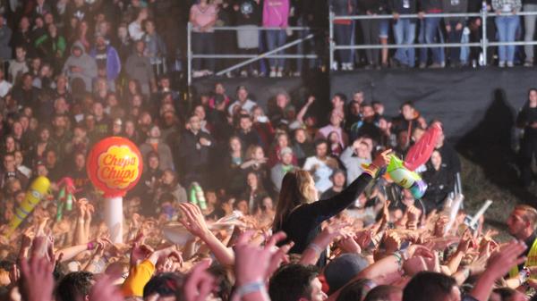 Die fünfköpfige Musikgruppe aus Chemnitz vertritt mit "Kraftklub" den Deutschrock auf dem Taubertal-Festival. Ihr Musikstil ist ein Mix aus Indie, Punkrock und Rap.