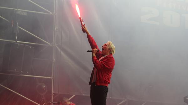 Die fünfköpfige Musikgruppe aus Chemnitz vertritt mit "Kraftklub" den Deutschrock auf dem Taubertal-Festival. Ihr Musikstil ist ein Mix aus Indie, Punkrock und Rap.