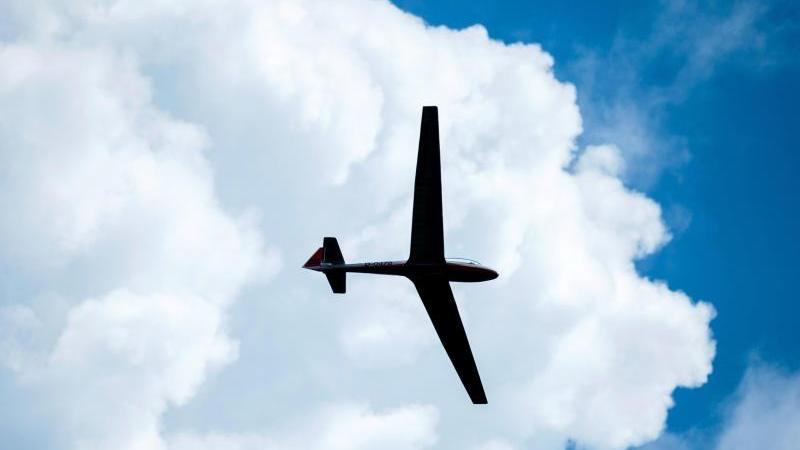 Vom Segelflieger selbst hört man nichts - der Streit um den Lärm der Schleppflugzeuge in Gauchsdorf geht aber weiter.