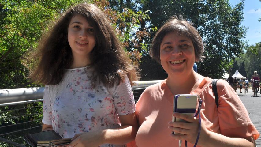 Mascha und ihre Mutter Alla Savvatyeyeva (rechts) haben vor zwei Jahren gemeinsam begonnen zu Spielen. "Es ist gut, man kommt an die frische Luft", sagt Alla Savvatyeyeva. Sie habe vor dem Release gelesen, dass das Spiel gut für Familien sei - seitdem gehen Tochter und Mutter oft gemeinsam auf Pokémon-Jagd.