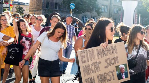 "Raven gegen Horst": 150 Bamberger demonstrieren gegen Seehofer