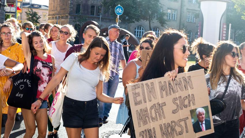 "Raven gegen Horst": 150 Bamberger demonstrieren gegen Seehofer