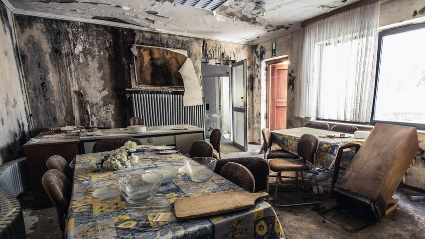 Nina Schütz aus Amberg  hat ein Buch im Sutton Verlag veröffentlicht, das "Verlassene Orte in Franken" zeigt, wie etwa diesen hier: Früher war es ein Erholungsort, nun ist das Gebäude in einem erbärmlichen Zustand. Seit der Schließung 2004 ist das ehemalige Sanatorium bei Bayreuth sich selbst überlassen.