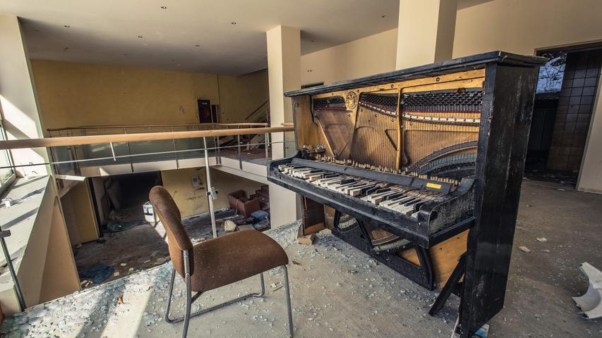 ...erinnert teilweise aber noch an die Zeit, als hier Gäste für Kneipp- und Molkekuren unterkamen - und Zerstreuung am Klavier fanden.