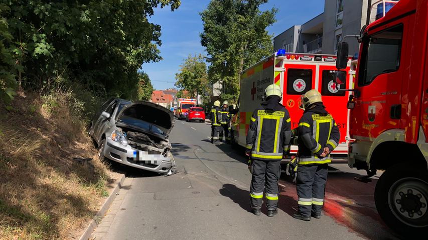 Zwei Autos kollidieren auf Schwabacher Straße in Zirndorf