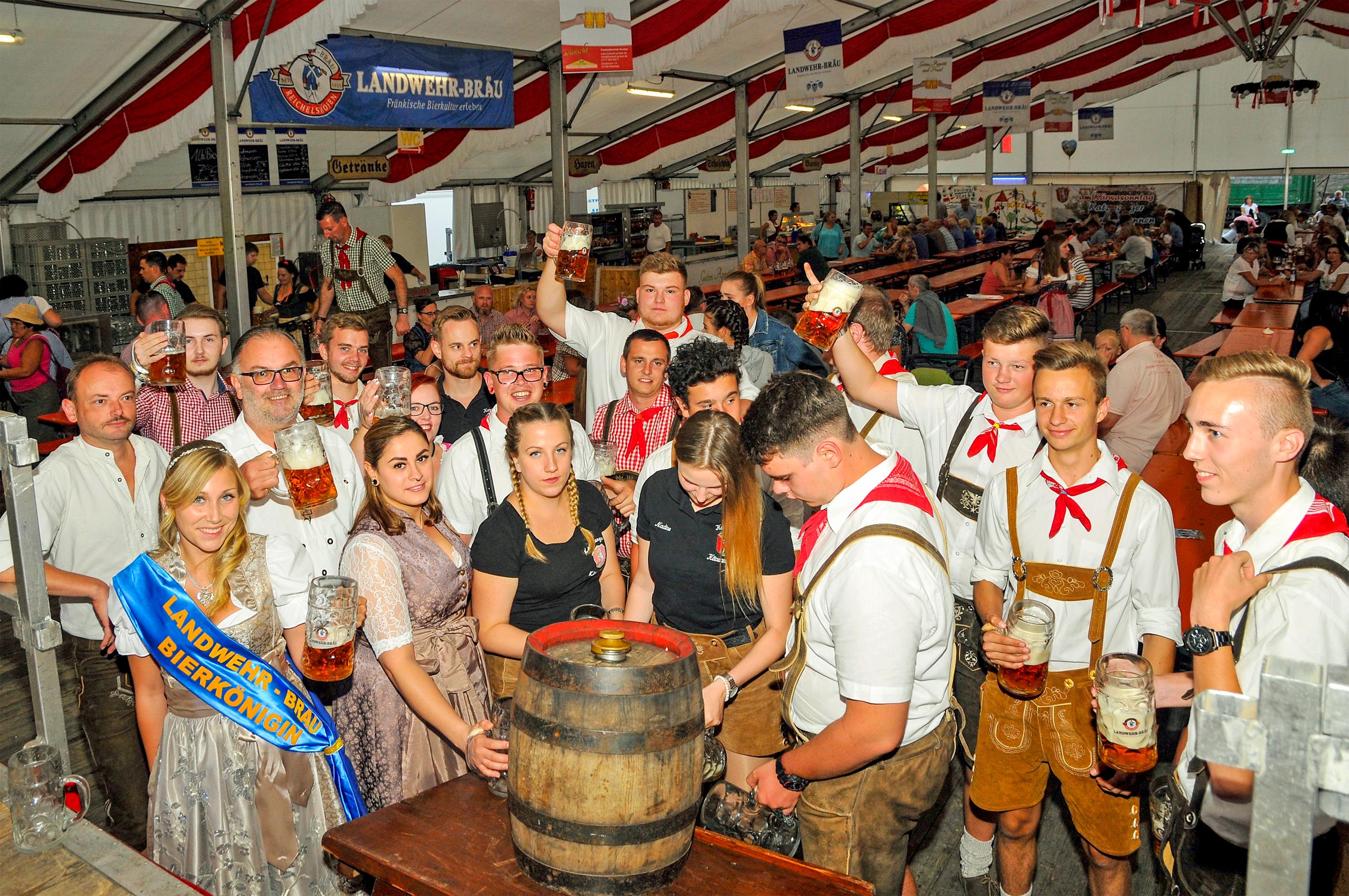 Kirchweih in Katzwang: Sautrogrennen und Bieranstich