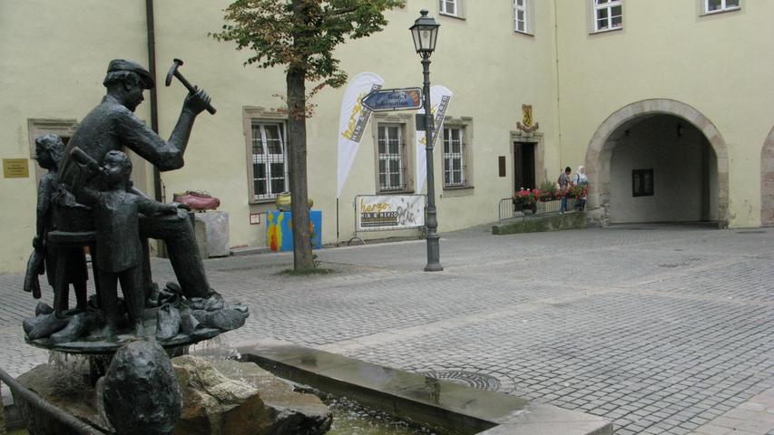 Nun bin ich auf den Schlossplatz. Seit 2008 steht hier der Schusterbrunnen.