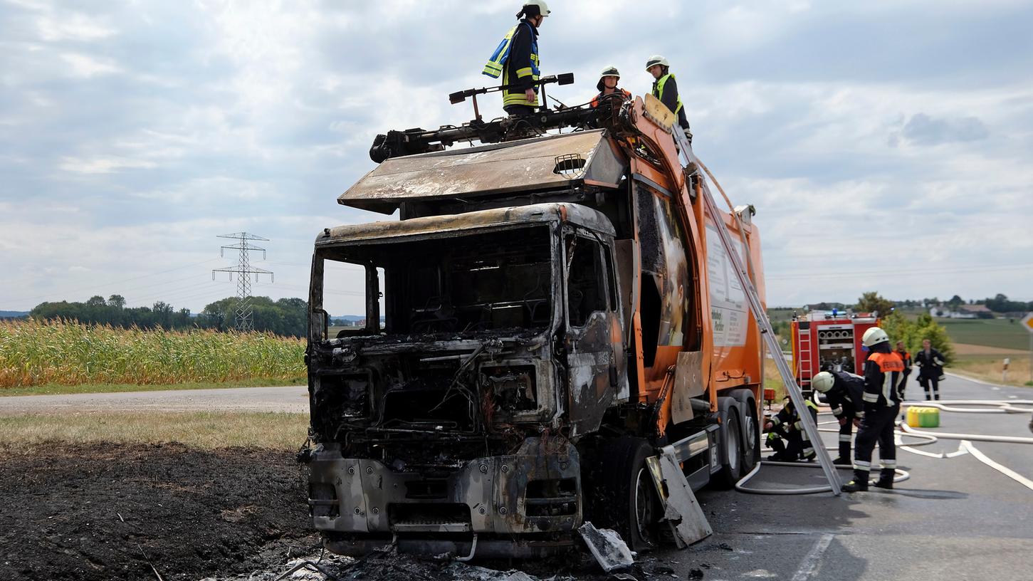 Müllwagen geht bei Berngau in Flammen auf