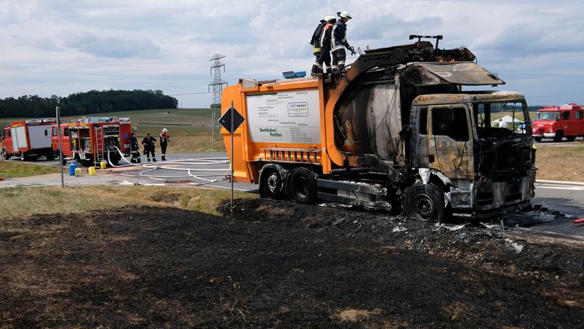 Brennendes Müllauto bei Berngau