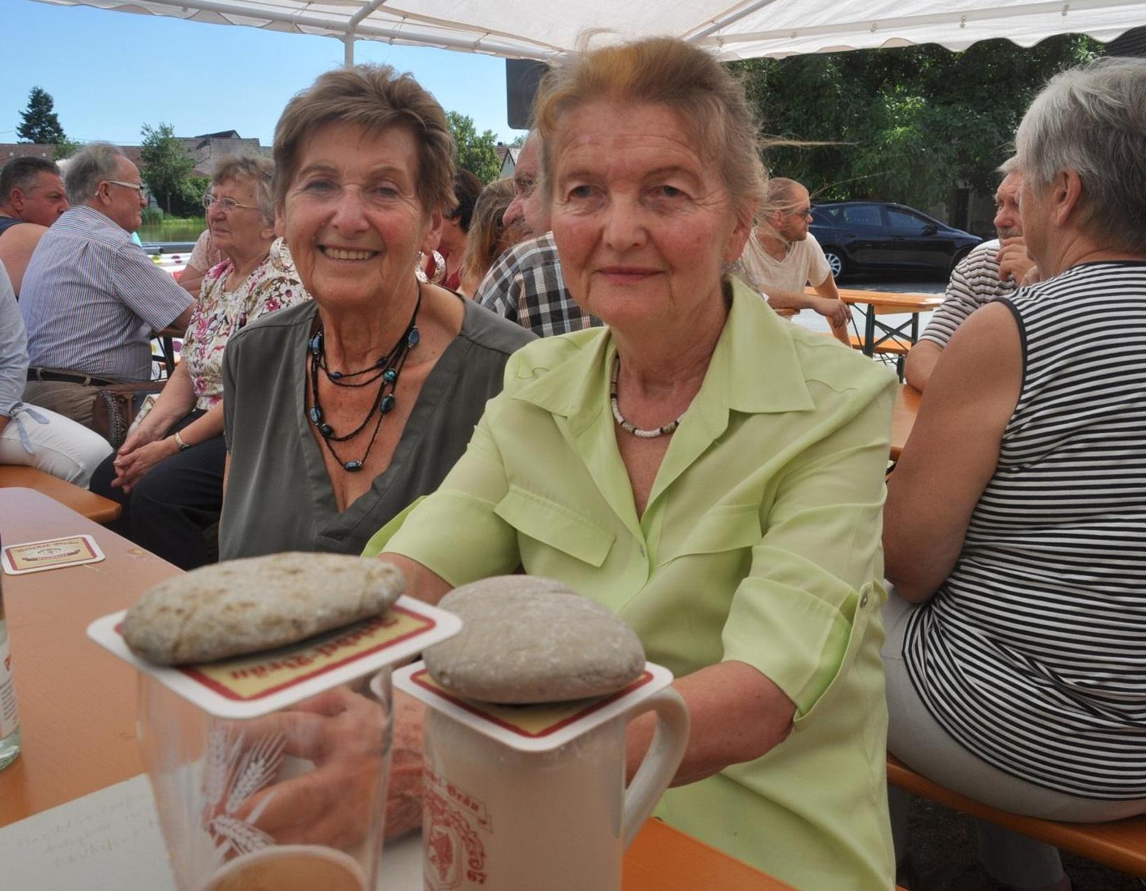 Waltraud Dürrbeck und Gerlinde Strickroth freuten sich, mal wieder ins Ailsbach zu sein. Fotos: Neudörfer