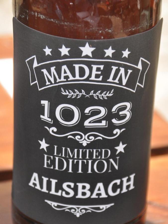 Nicht made in 1023, aber made in Ailsbach: das Bier zum Jubiläum, dass jetzt schon einmal an die eingeladenen Ex-Ailsbacher verschenkt wurde.
