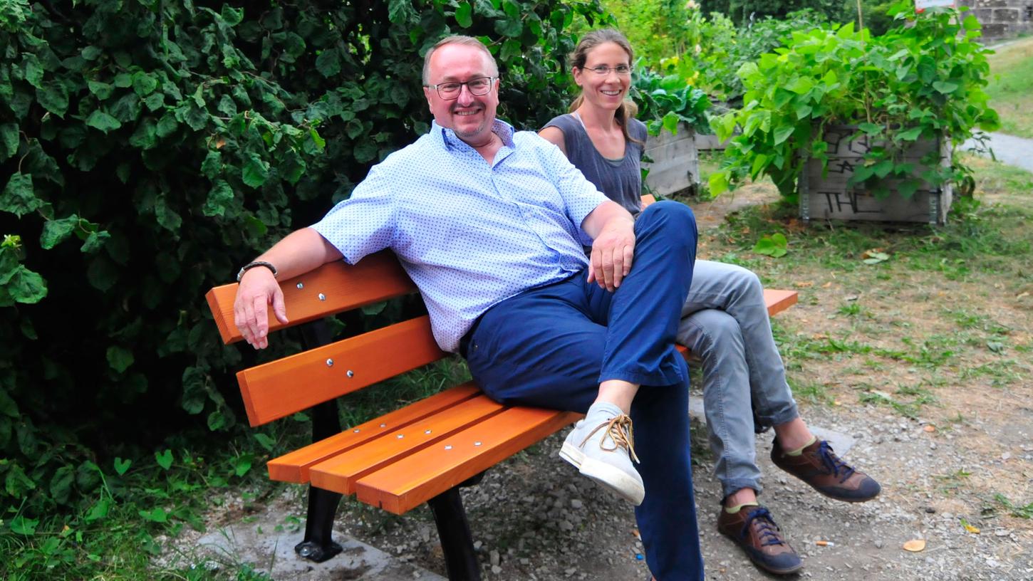 Forchheim: FW spendieren den Stadtgärten eine Bank