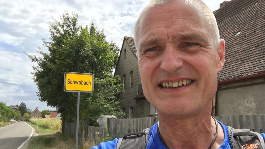 Bernd freut sich über das Schwabacher Ortschild. Am Morgen war er noch in Oberasbach gestartet.